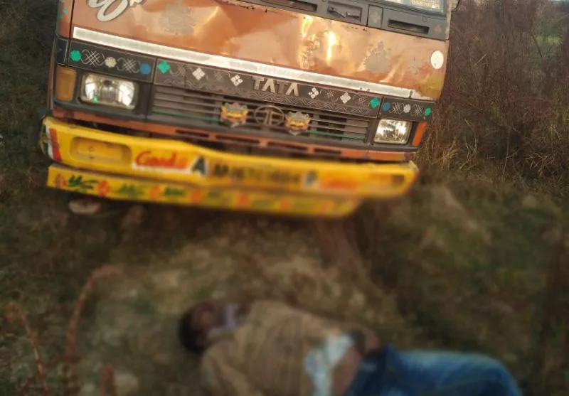 two labours died in lorries accident - Sakshi