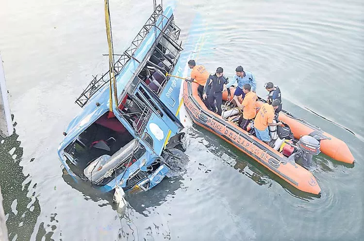 36 Dead After Bus Plunges Into River in Bengal - Sakshi