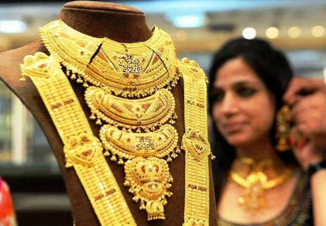 Gold Demand Wanes As Jewellers Expect Import Tax Cut In Budget - Sakshi