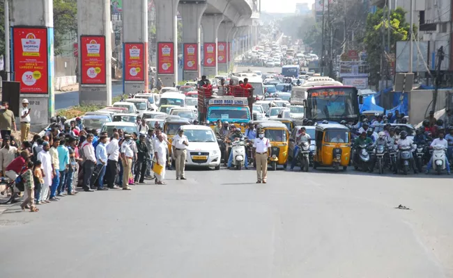 Hyderabad observes two minutes silence to Tribute Gandhi - Sakshi