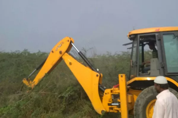 traffic police removing bushes - Sakshi