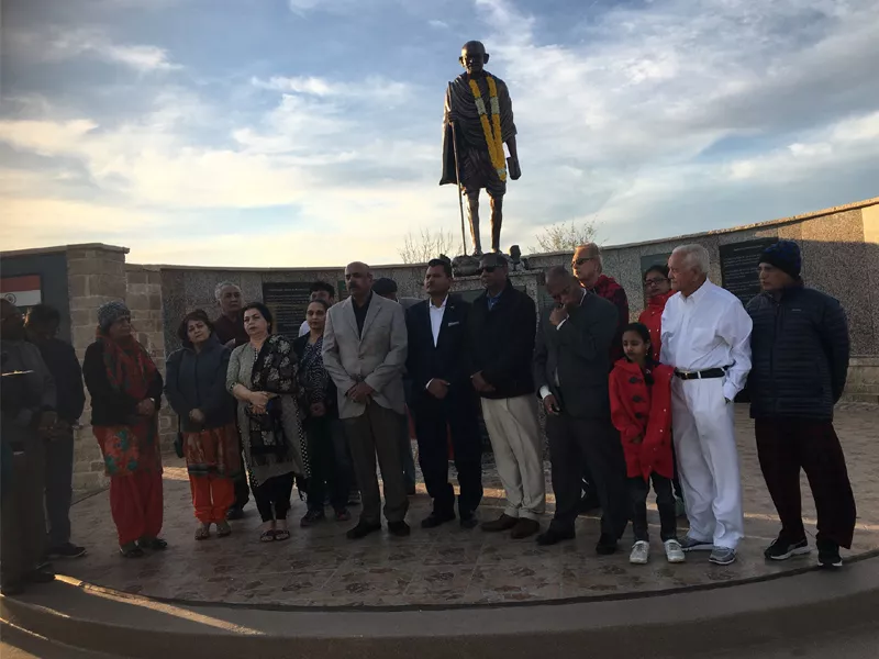 Floral Tribute to Gandhiji in Dallas - Sakshi