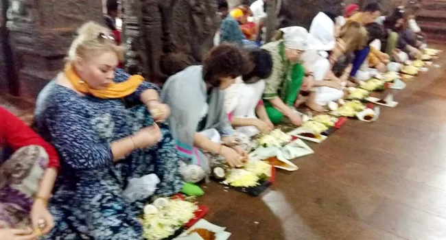 russians visit sri kalahasthiswara swamy temple - Sakshi