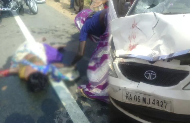 mother and son died in road accident in tumkur - Sakshi