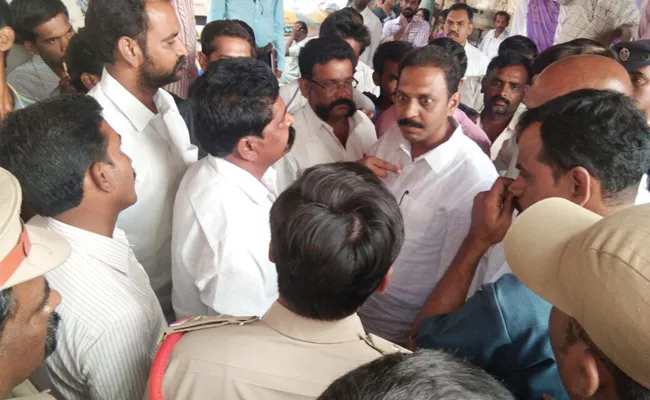 Public Protest Against Tdp leader satish Reddy - Sakshi