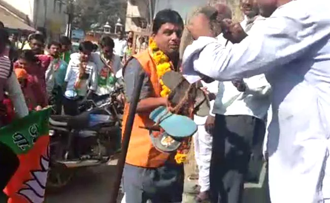 BJP Candidate Greeted With Garland Of Shoes - Sakshi