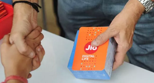 jio store manager cheat Customers in guntur - Sakshi