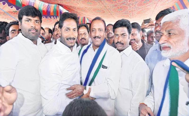 Kumbha Ravibabu Joins YSRCP - Sakshi