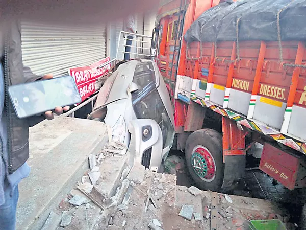 lorry kills the milk salesman and hits the car - Sakshi