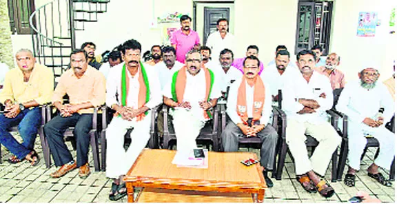 bjp vice president for telangana critisises trs govt on 24 hours electricity - Sakshi