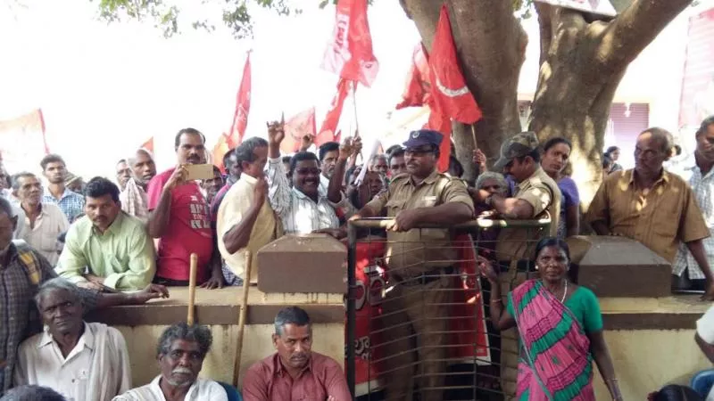 Farmers protest in Janmabhoomi Maa Vooru' programme - Sakshi