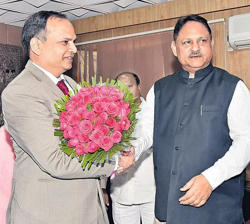 S.K. Joshi assumes charge as new Chief Secretary of Telangana - Sakshi