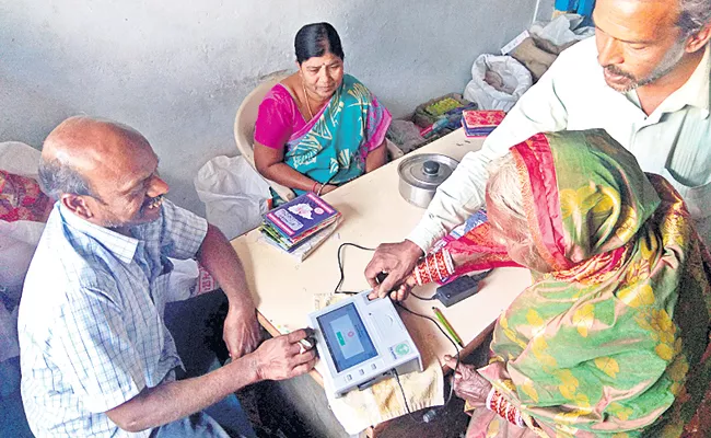 ration biometric signal problems in telangana - Sakshi