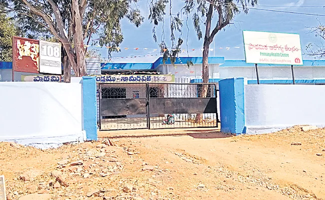 poor facilities in phc in telangana shamirpet - Sakshi