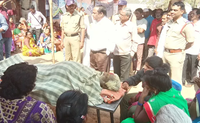 colony people protest with dead body infront of tahasildar office - Sakshi