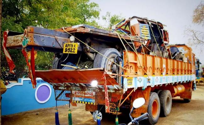 looting on lorry theft gang in karimnagar - Sakshi