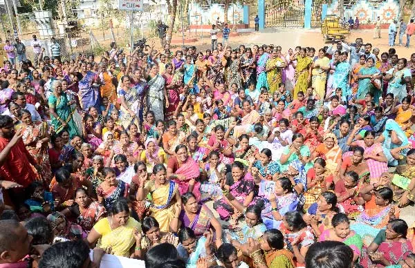 mid-day meal workers oppose privatisation in telangana - Sakshi