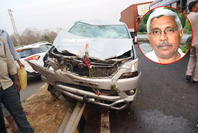 Kodandaram escapes unhurt in road accident - Sakshi