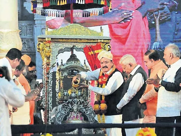 Vice President Venkaiah Naidu pays visit to Shravanabelagola - Sakshi