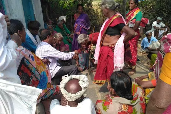 old age people suffering for aasara pensions - Sakshi