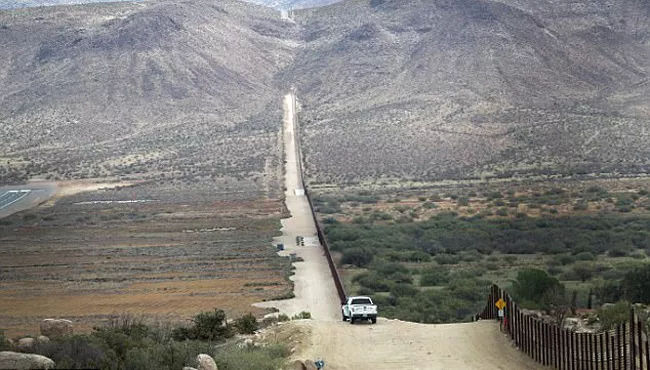 Mexican woman injured critically while jumped into USA border - Sakshi