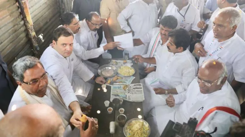 Amid BJP vs Congress 'pakoda' politics, Rahul Gandhi takes pakoda break in Karnataka - Sakshi