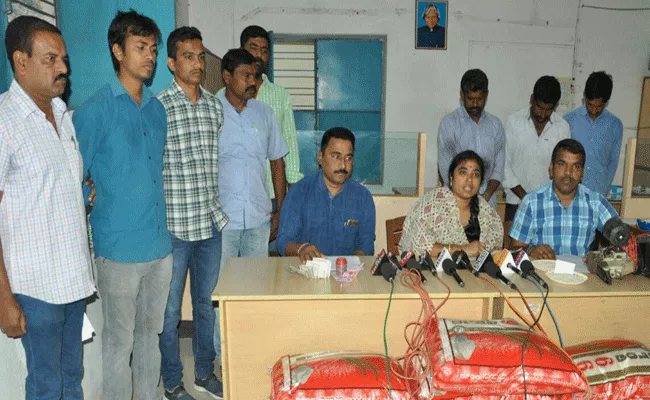 Interstate gang was arrested in karimnagar - Sakshi