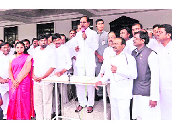 singareni workers fires on cm kcr - Sakshi