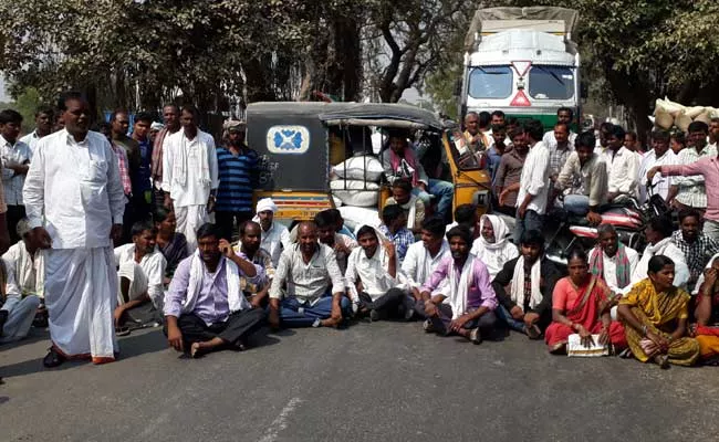 farmers protest for continue purchasing center in nizamabad - Sakshi