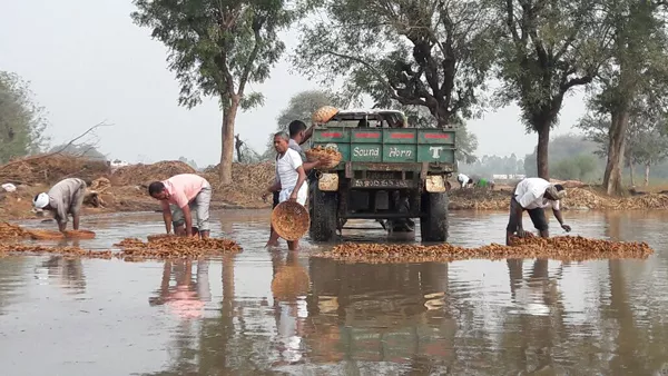 Crops damaged  in nizamabad due to unseasonal rains - Sakshi