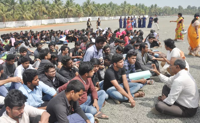 students protests infront of niit - Sakshi