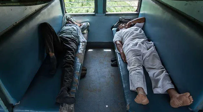 Passengers Punish Man For Snoring On  LTT-Darbhanga Pawan Express - Sakshi