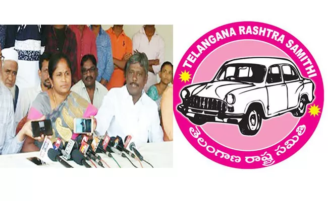 Karimnagar corporator Mondi Srilatha quits TRS - Sakshi