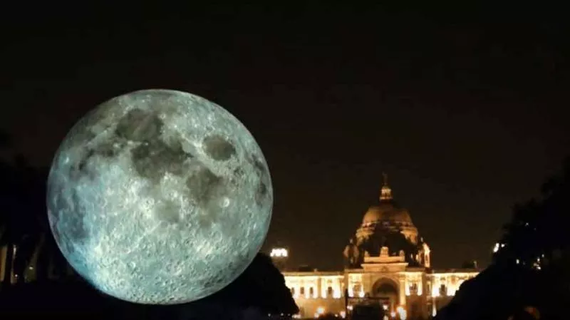 Giant replica of moon unveiled in Kolkata, thousands throng Victoria Memorial - Sakshi