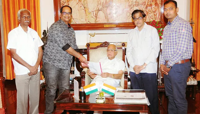 tamil nadu telugu yuva sakthi president met with tamil nadu governor - Sakshi