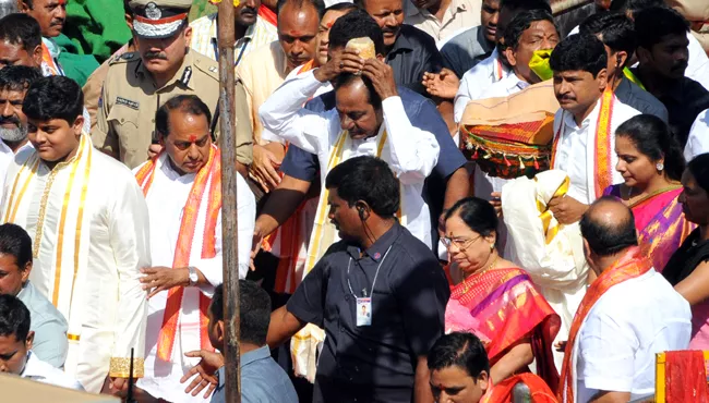 telangana CM KCR couple offer prayers at Medaram  - Sakshi