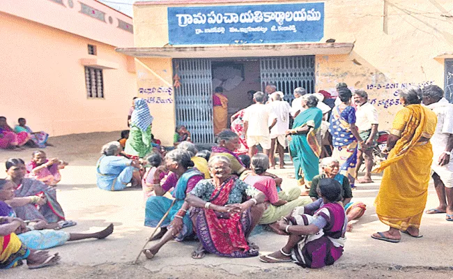 asara beneficiaries not getting pensions intime - Sakshi