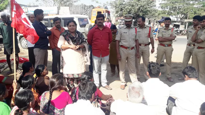 mid day meal workers oppose privatisation in bhadradri district - Sakshi