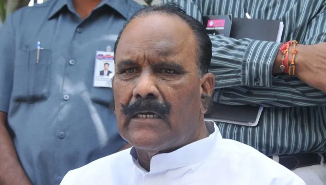 Nayani Narasimha Reddy takes on congress - Sakshi