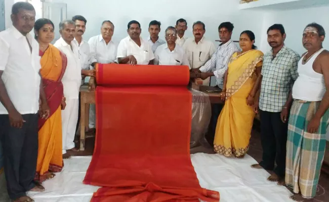 Handloom workers Manufactured 360 yards saree - Sakshi