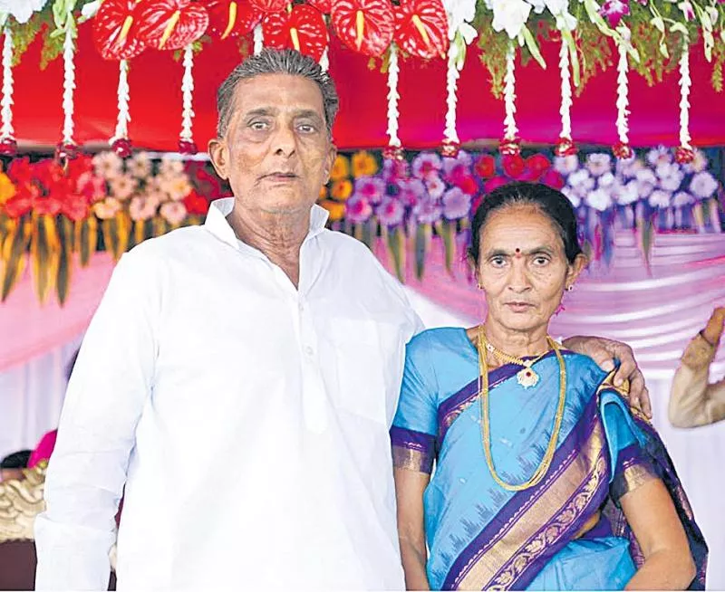 died  husband and wife Two in one grave - Sakshi