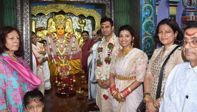 Warangal Collector Amrapali couple visits Bhadrakali Temple - Sakshi