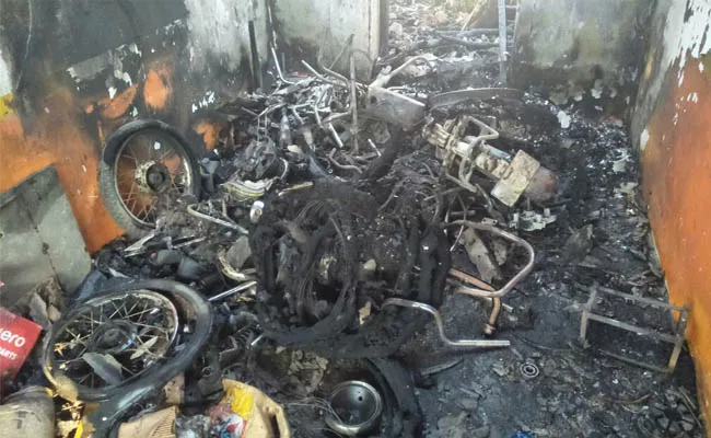 fire accident..8 bikes are burned - Sakshi