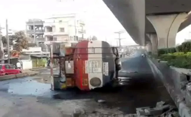 Patrol tanker over turned.. panic in aramghar - Sakshi