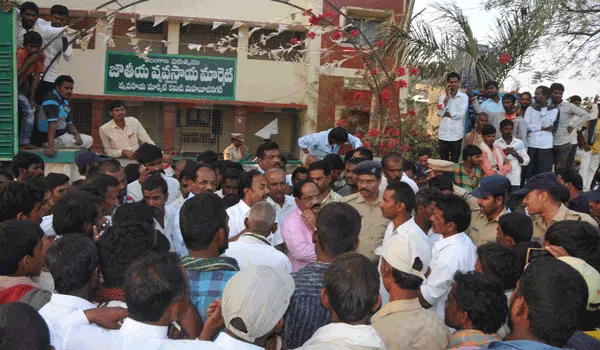 Groundnuts farmers protest in mahabubnagar - Sakshi