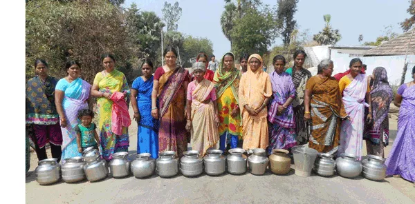 Water problem women struggling for drinking water in bhadradri - Sakshi