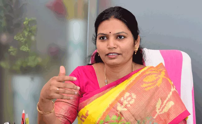 Women should move forward with courage says suryapet municipal chairperson - Sakshi