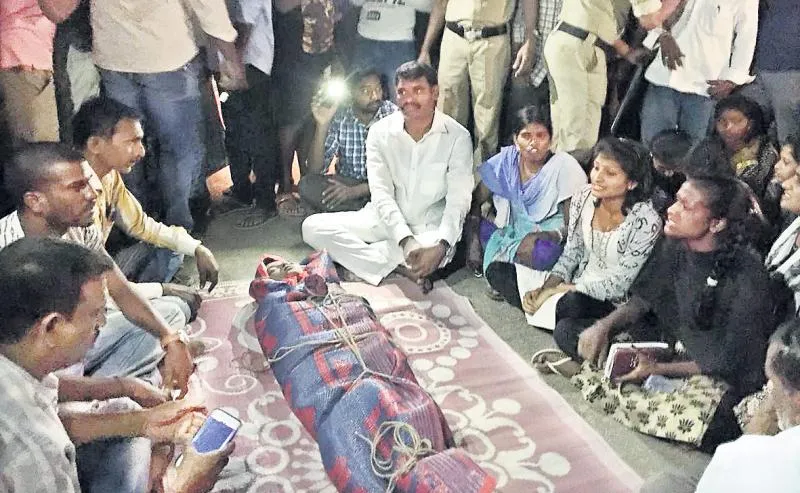 Dharna on the road with the body of the student - Sakshi