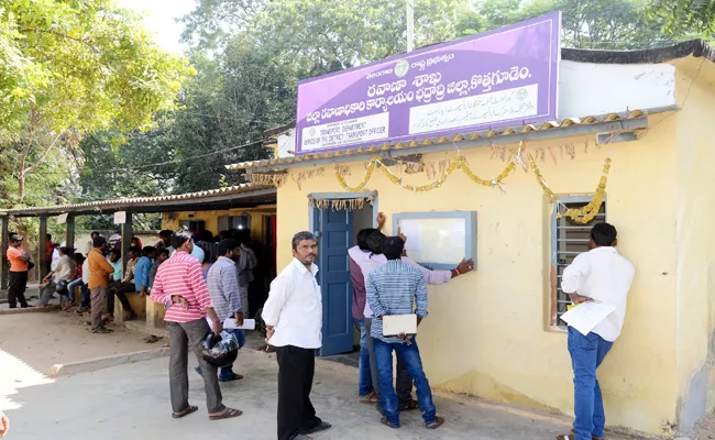 people suffering in rto office for registrations - Sakshi