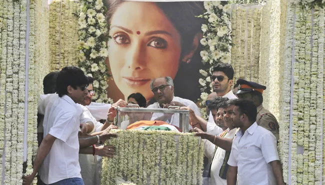 Sridevi funeral final journey,Fans pay their last respects  - Sakshi